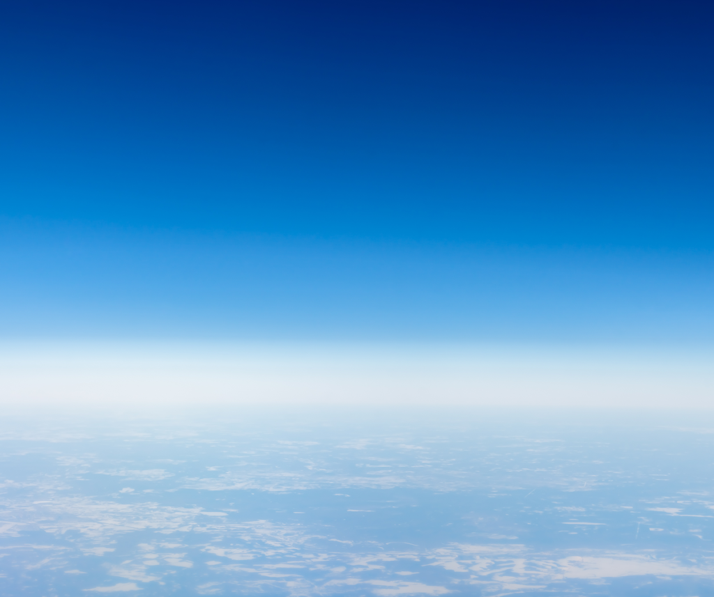 Vista aérea do céu e horizonte, com camada de nuvens e sensação de amplitude