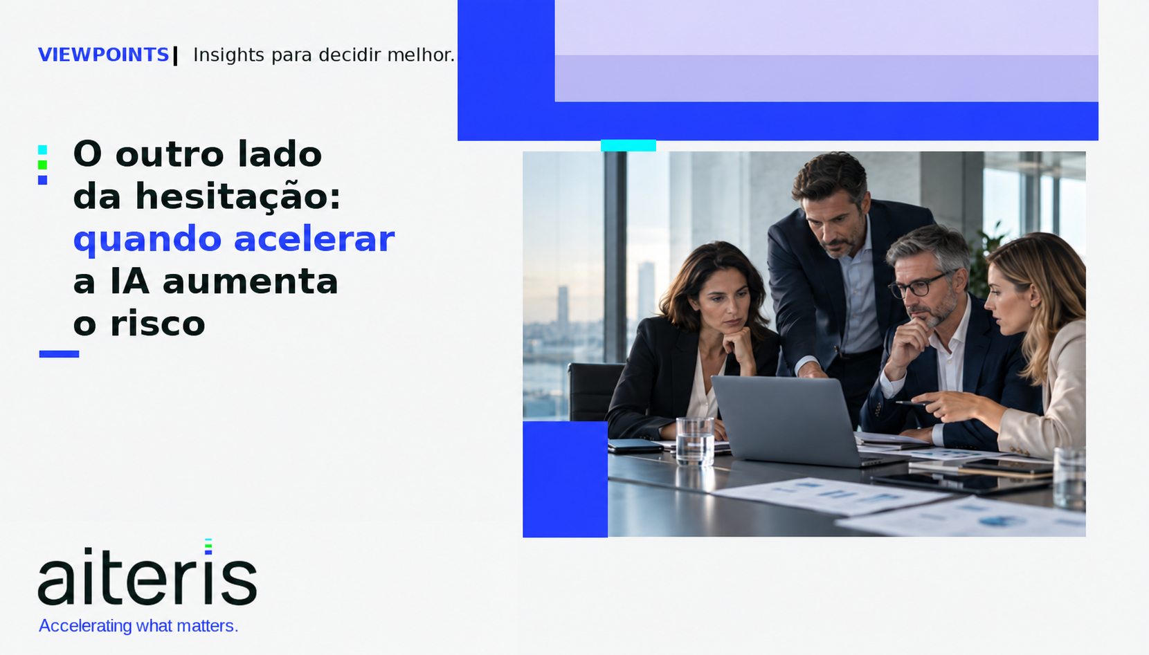 Quatro profissionais analisam informação num portátil numa sala de reuniões
